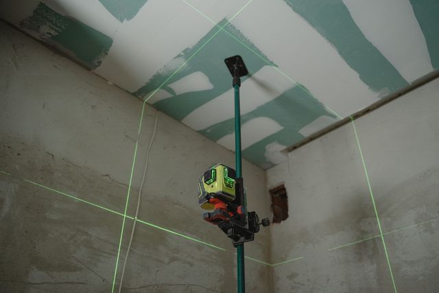 Laserwaterpas in een kamer met gipsplaten
